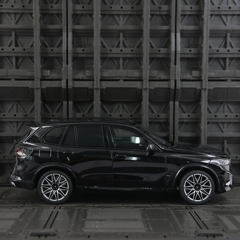 1:18 simulation BMW X5M alloy car model four doors and the front hood and trunk door can be opened rich details, finely crafted