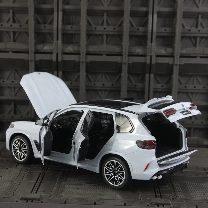 1:18 simulation BMW X5M alloy car model four doors and the front hood and trunk door can be opened rich details, finely crafted
