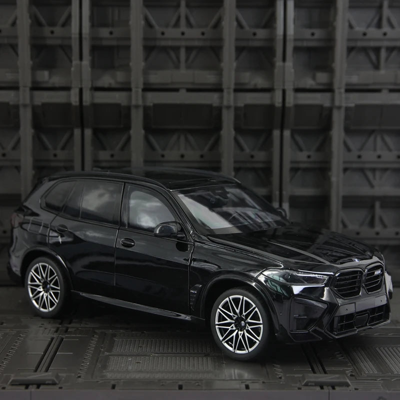 1:18 simulation BMW X5M alloy car model four doors and the front hood and trunk door can be opened rich details, finely crafted