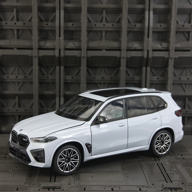 1:18 simulation BMW X5M alloy car model four doors and the front hood and trunk door can be opened rich details, finely crafted