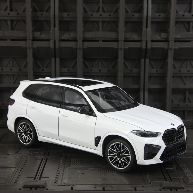 1:18 simulation BMW X5M alloy car model four doors and the front hood and trunk door can be opened rich details, finely crafted